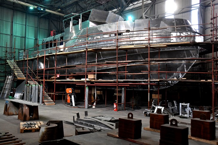 U Tehnomontovoj hali grade se dva 25-metarska aluminijska vatrogasna broda za grčkog naručitelja (Snimio Milivoj Mijošek)
